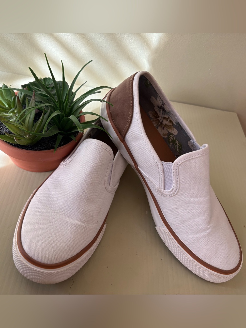 Tommy Bahama Canvas Slip-On Sneakers womens White Brown Trim Sz 7